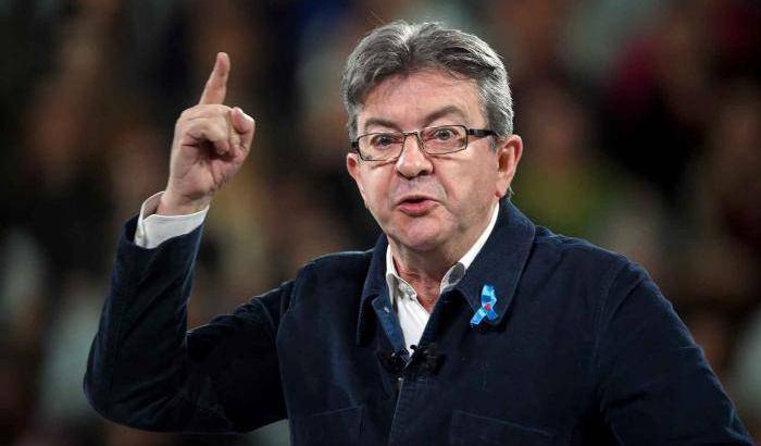 Mélenchon, no alla bandiera Ue nel parlamento francese: è polemica