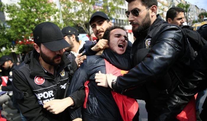 La polizia arresta alcuni manifestanti