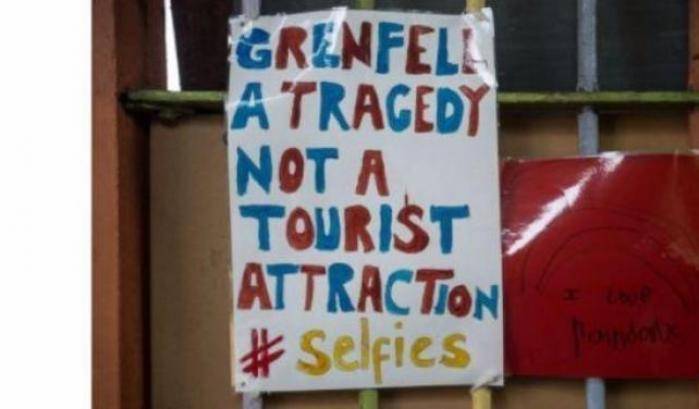 Cartelli contro i selfie alla Grenfell Tower