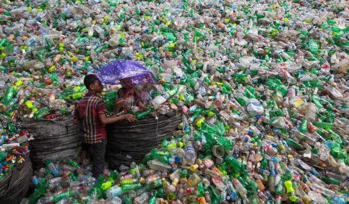 Riciclaggio della plastica nel Bangladesh