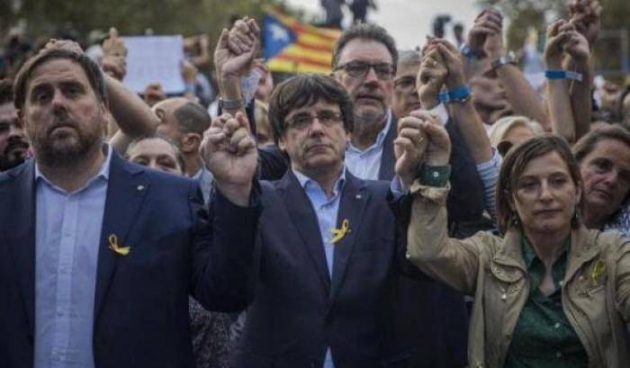 Carles Puigdemont tra il vice presidente Oriol Junqueras e la presidente della Camera Carme Forcadell