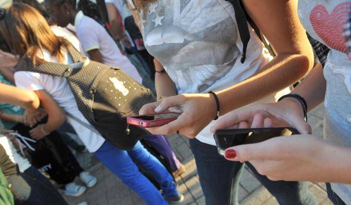 Quando Whatsapp diventa un'arma: centinaia di foto di liceali finiscono in rete