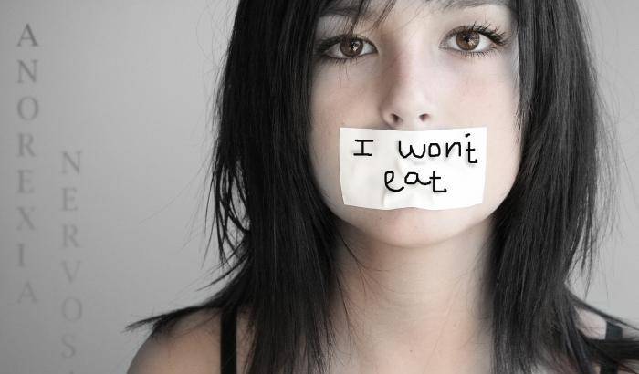 Spingeva le ragazzine a diventare anoressiche: blogger denunciata per istigazione al suicidio