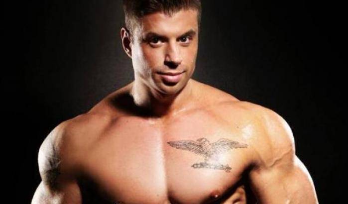 Il tatuaggio fascista del bodybuilder che pesta per un nonnulla