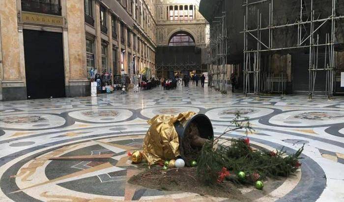 A Napoli segato e rubato l'albero di Natale della Galleria Umberto I