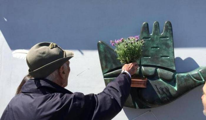 Uno dei monumenti di Alpette, la 'mano' del partigiano scultore Franco Berlanda