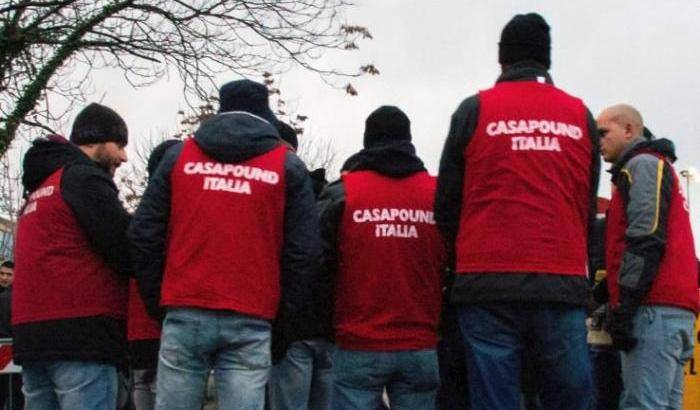 Aggressione davanti a un locale: perquisiti dodici picchiatori fascisti di CasaPound