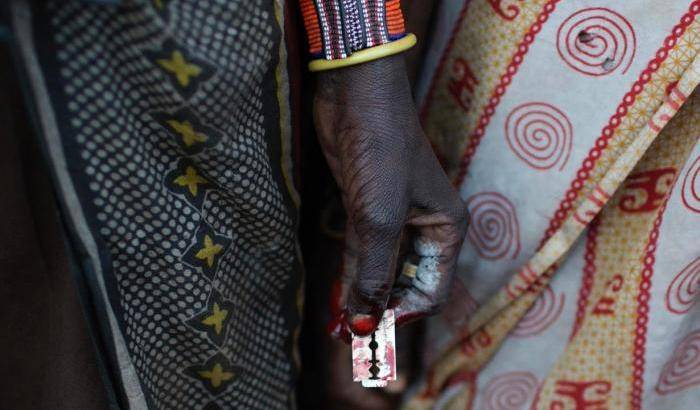Una lametta, il sangue, l'orrore: no alle mutilazioni genitali femminili