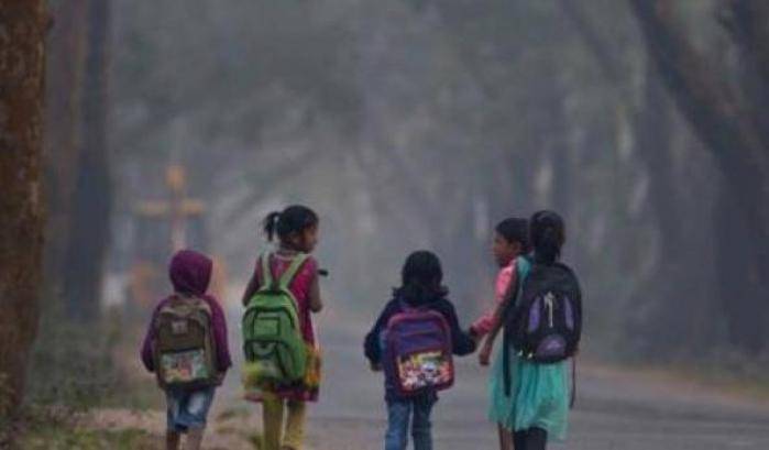 Auto piomba su alcuni bambini appena usciti da scuola, nove morti in India