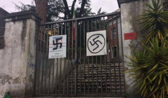 Provocazione neo-nazista a Carrara: due svastiche dipinte sulla sede dell'Anpi