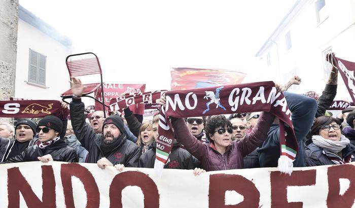 L'addio a Emiliano Mondonico, tra maglie, bandiere e sedie alzate al cielo