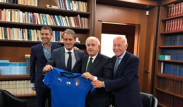 Roberto Mancini ha firmato: è lui il nuovo ct dell'Italia