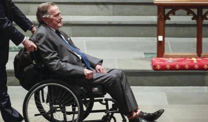 George Bush senior torna in ospedale: bassa pressione e affaticamento