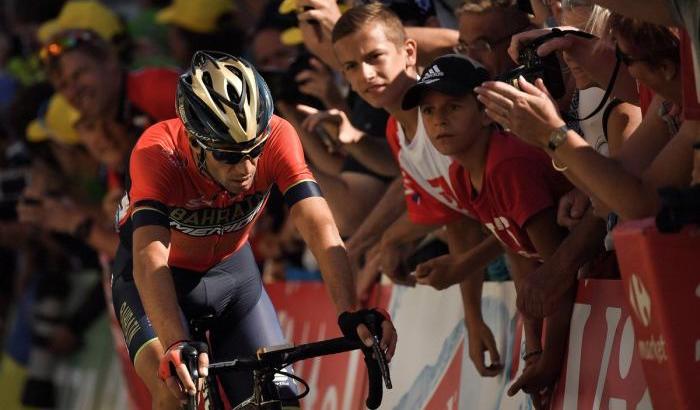 I soliti tifosi cretini fanno cadere Nibali al Tour: frattura alla vertebra e ritiro