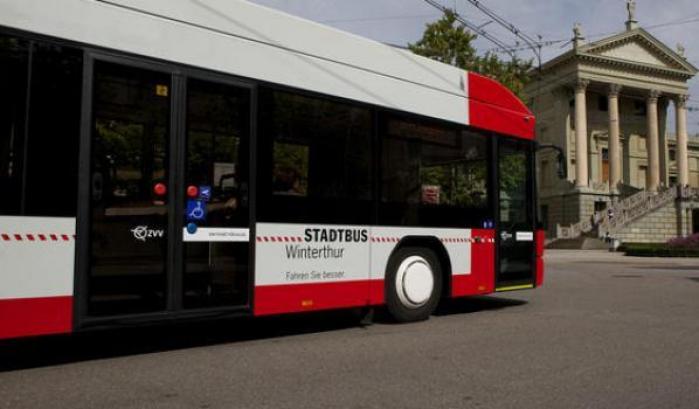 La puntualità svizzera non è un modo di dire: sale sul bus con 4 minuti di anticipo e viene multata