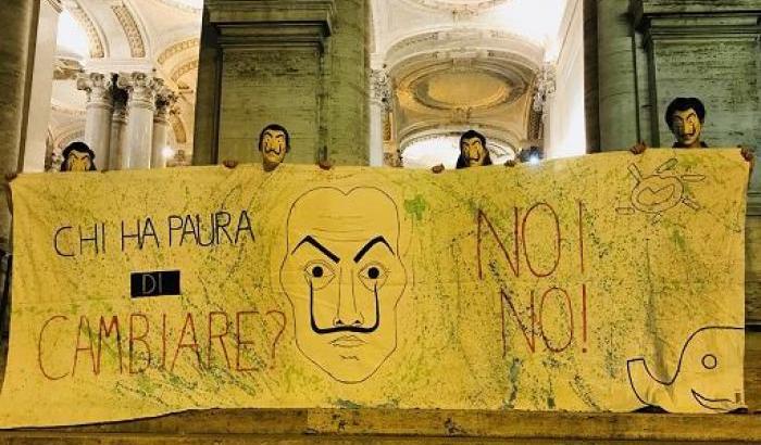 Gli studenti protestano davanti al ministero: “Cambiare significa investire nell'istruzione"