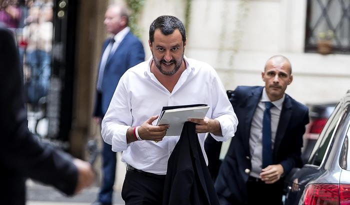 Salvini fa la pace con il centrodestra di Berlusconi e il M5s trema