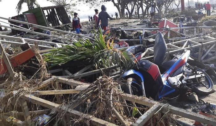 Tsunami in Indonesia, oltre 1200 vittime: sepolture di massa per il rischio epidemie