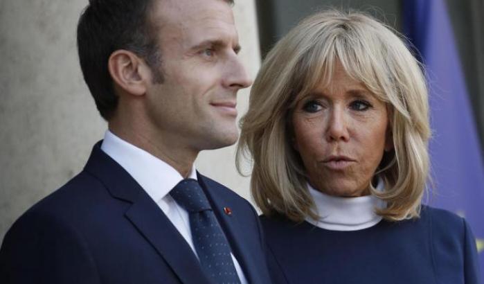 Le battute volgari di Grillo sulla moglie di Macron: si è scaricato il vibratore...