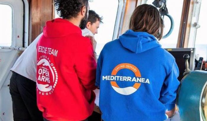 Peschereccio prigioniero del mare: ha salvato migranti ma nessun porto lo fa entrare