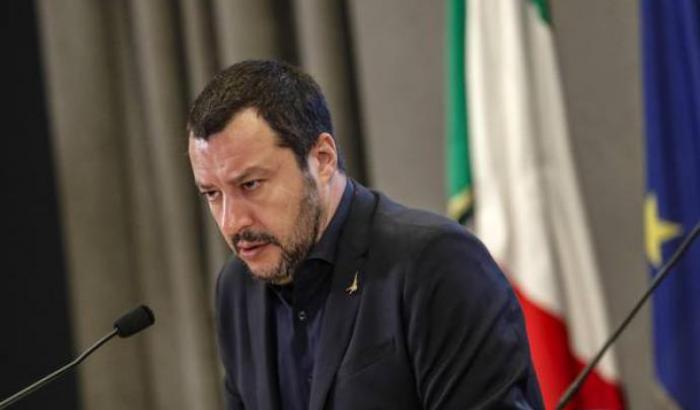 Salvini chiude ancora i porti ai 300 migranti in mare: "la pacchia è finita"