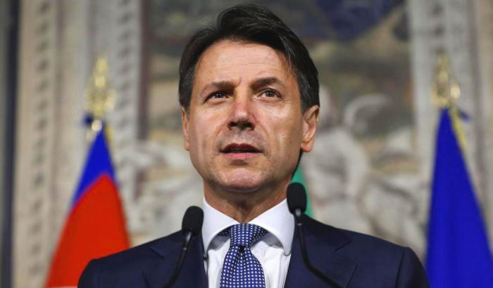 Giuseppe Conte in piena confusione elettorale si auto-nomina presidente della Repubblica...