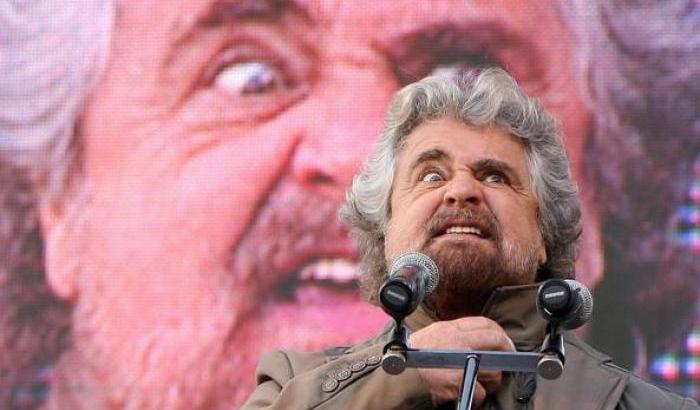 Per Grillo la stampa è responsabile dell'ignoranza: terrapiattisti e scie chimiche invece sono 'cultura'