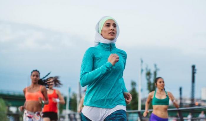 Decathlon mette in vendita l'hijab da corsa e la Francia impazzisce: minacce e insulti ai dipendenti