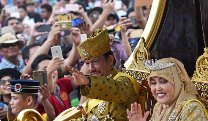 In Brunei gay e adulteri rischiano la morte per lapidazione: proteste in tutto il mondo