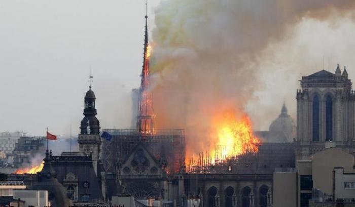 Notre Dame in fiamme, spuntano i complottisti: “un diabolico piano per rilanciare la Ue”