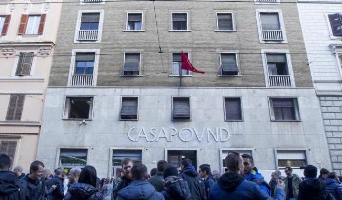 Una dipendente del comune di Roma informa CasaPound sugli alloggi liberi da occupare