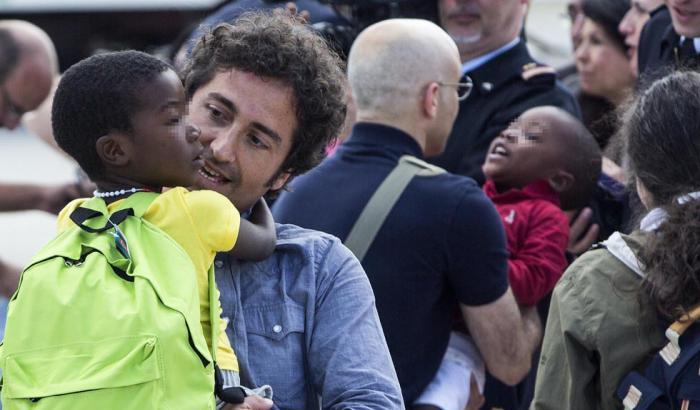 La rabbia delle famiglie adottive contro Salvini: "non osi definire i nostri figli 'bambini confezionati'"