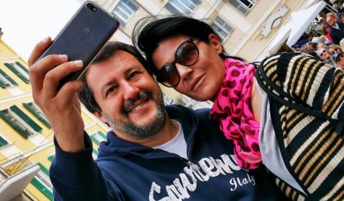 La provocazione di Salvini: "Auguri alle mamme e non alla genitrice 2"