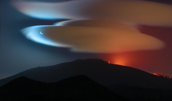 Meraviglia! Nubi lenticolari sospese sullʼEtna, la foto del giorno scelta dalla Nasa