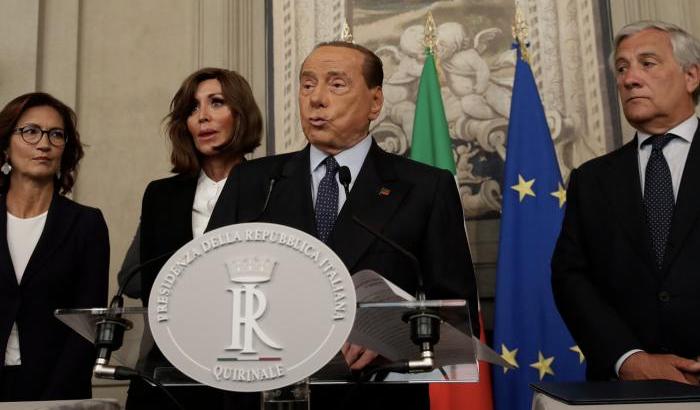 Berlusconi esagera con il trucco e al Quirinale si presenta in versione Barbie