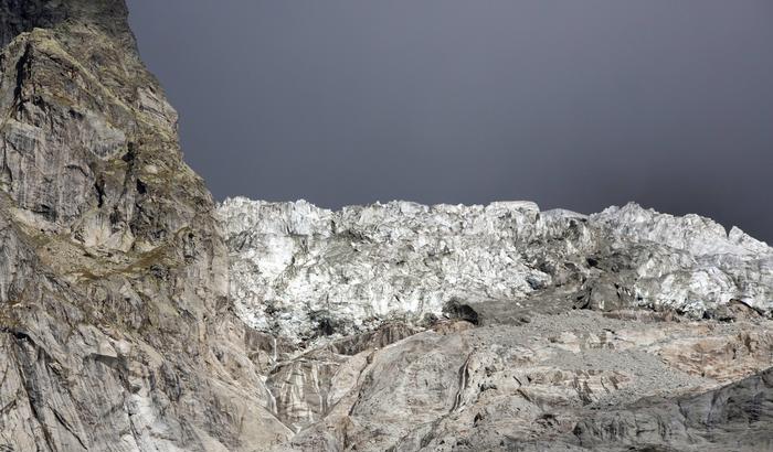 Il ghiacciaio del Monte Bianco scivola decine di centimetri al giorno. Costa: è simbolo di emergenza