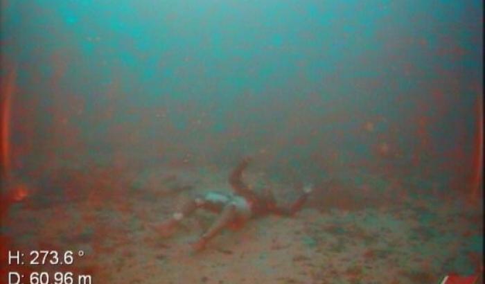 Un cimitero di innocenti nel mare di Lampedusa: le foto