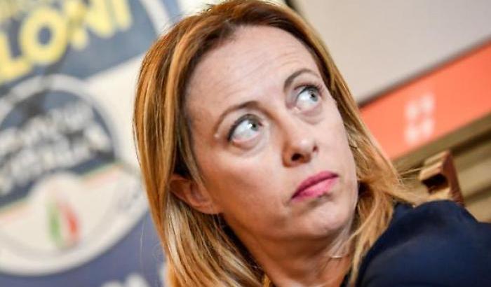 Meloni, l'arte di sbraitare contro tutto e tutti: "Decreto Sostegni? Draghi in continuità con Conte"