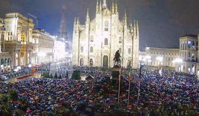 Le Sardine si prendono Piazza Duomo: "Milano non si Lega"