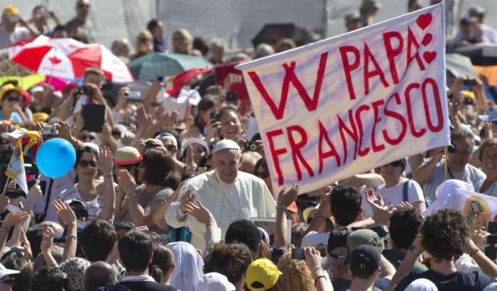 Solo criminali? Il Papa: "Nei profughi e negli sfollati è presente Gesù"