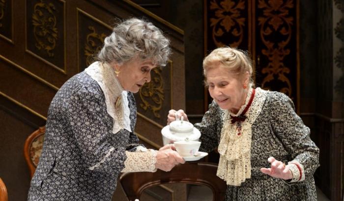 Arsenico e vecchi merletti: due regine del teatro italiano a confronto con la commedia americana