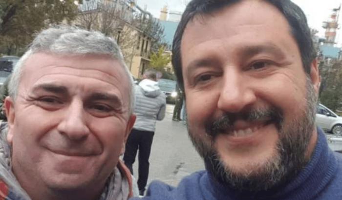 Si fa un selfie con Salvini mentre è in malattia: l'azienda lo licenzia