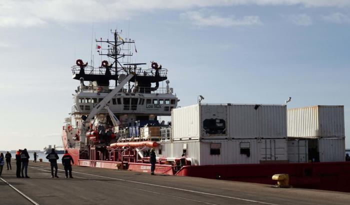 La Ocean Viking è attraccata al porto di Taranto