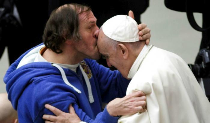 La foto del bacio a Papa Francesco fa il giro del mondo