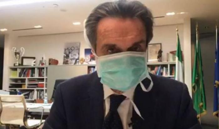 Fontana in auto-isolamento con la mascherina ma è inondato di critiche: "Pessima immagine per l'Italia"
