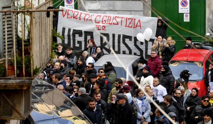 Funerale vietato per il rapinatore ucciso dal carabiniere: tensioni a Napoli