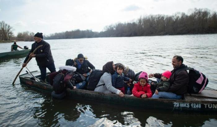 Migranti, il "modello" greco finanziato dall'Europa: 2mila euro per tornare all'inferno