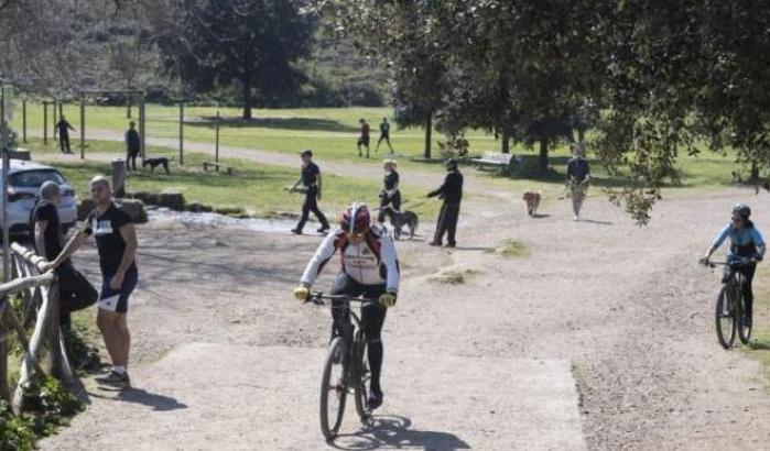 Fiorello pubblica la foto di gente che affolla il parco: "Ci meritiamo il coprifuoco"
