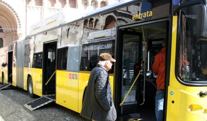 Anziano stanco della quarantena ha passato l'intera giornata sul bus: "A casa mi annoiavo"