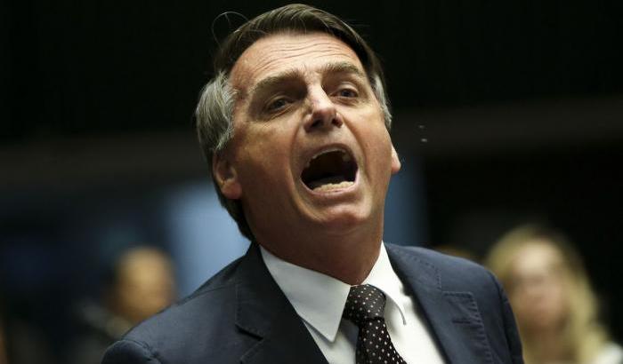Bolsonaro non vuole vaccinarsi e fa terrorismo: "Ci sono effetti collaterali"